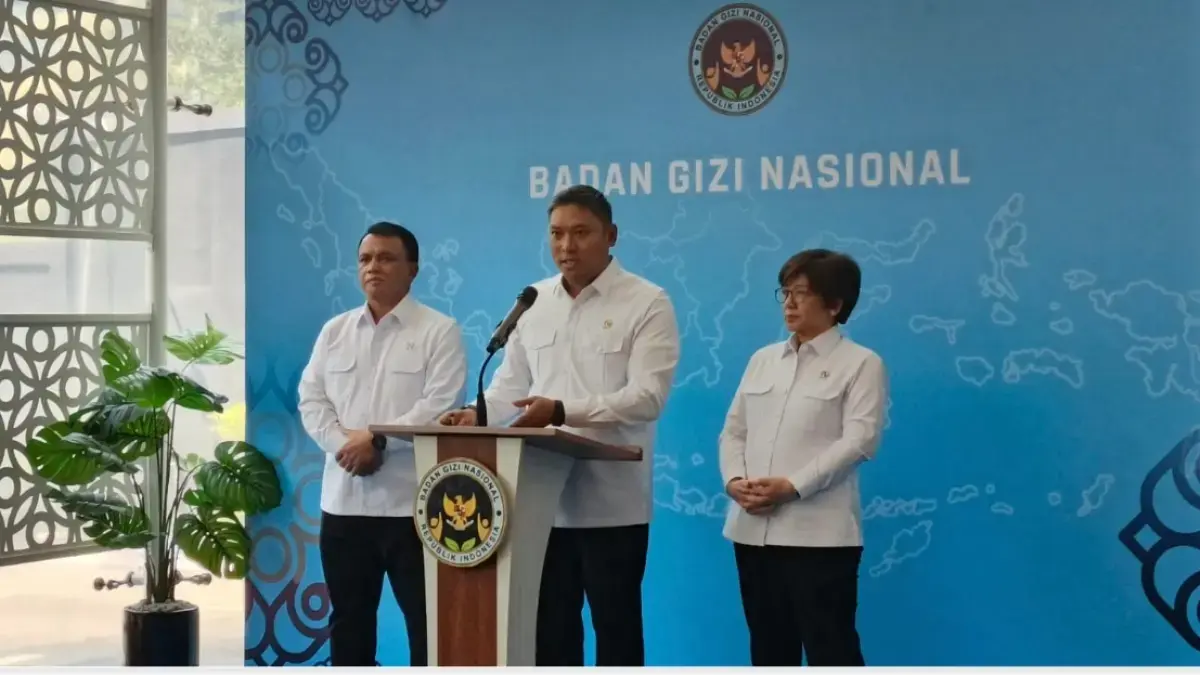 Kepala BGN Sudaryono beserta Wakil Kepala BGN saat konferensi pers di Kantor BGN, Jakarta, Senin (27/7). (Dimas Choirul/Jawapos.com)