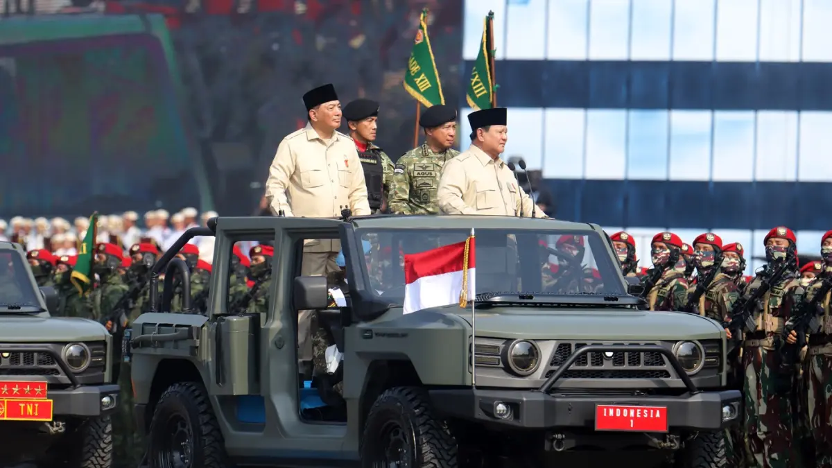 Presiden Prabowo Subianto didamping Menteri Pertahanan Sjafrie Sjamsoeddin, Panglima TNI Jenderal TNI Agus Subioyantodan Komandan Upacara HUT TNI Letjen Bambang Trisnohadi memeriksa pasukan saat upacara peringatan Hari Ulang Tahun (HUT) ke-80 TNI di Monas (Dery Ridwansah/JawaPos.com)