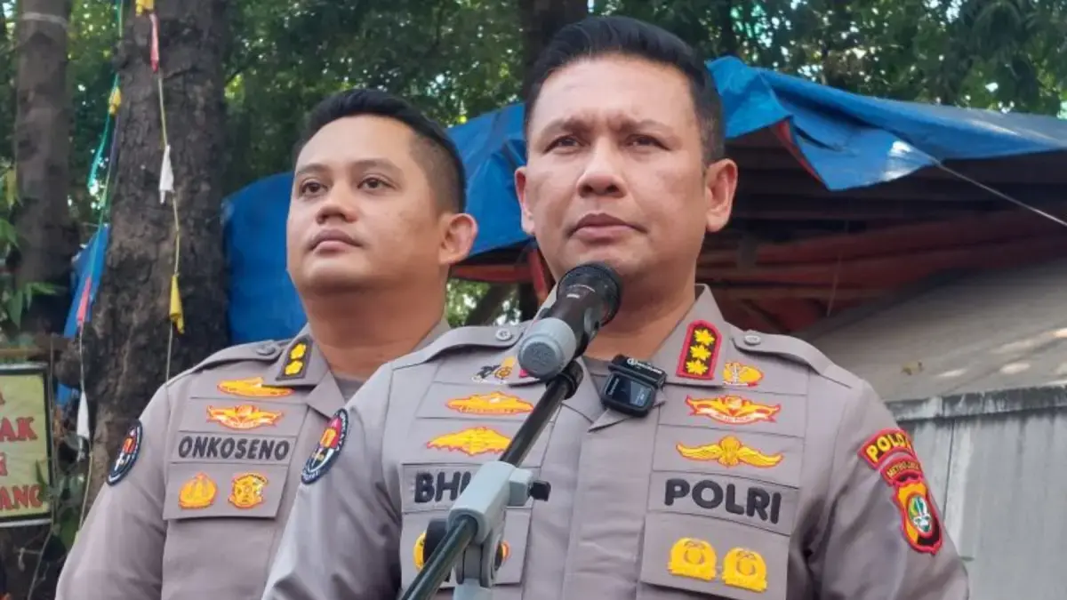 Kabid Humas Polda Metro Jaya Kombespol Budi Hermanto memberikan keterangan pers di depan Masjid Jami Matraman, Menteng, Jakarta Pusat, Senin (27/7/2026). (ANTARA/Adimas Raditya)