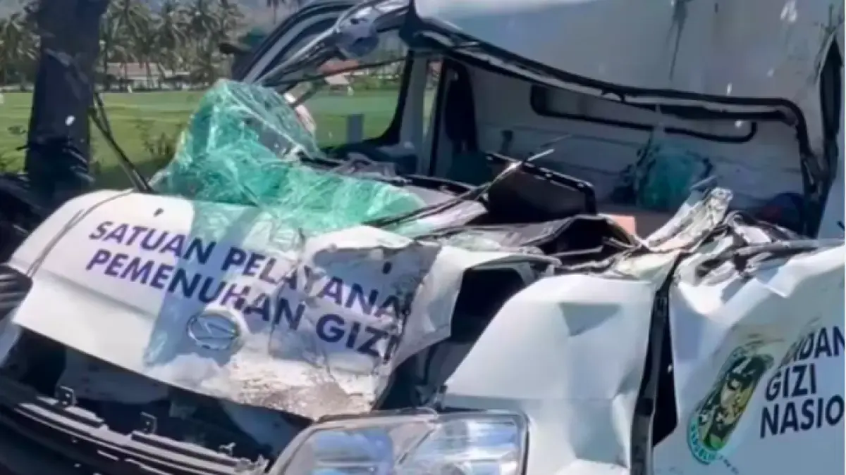 Sebuah mobil Satuan Pelayanan Pemenuhan Gizi (SPPG) mengalami kecelakaan di jalan lingkar Desa Ketapang, Kecamatan Kalipuro, Banyuwangi, pada Senin (10/8) pagi/(Radar Banyuwangi)

