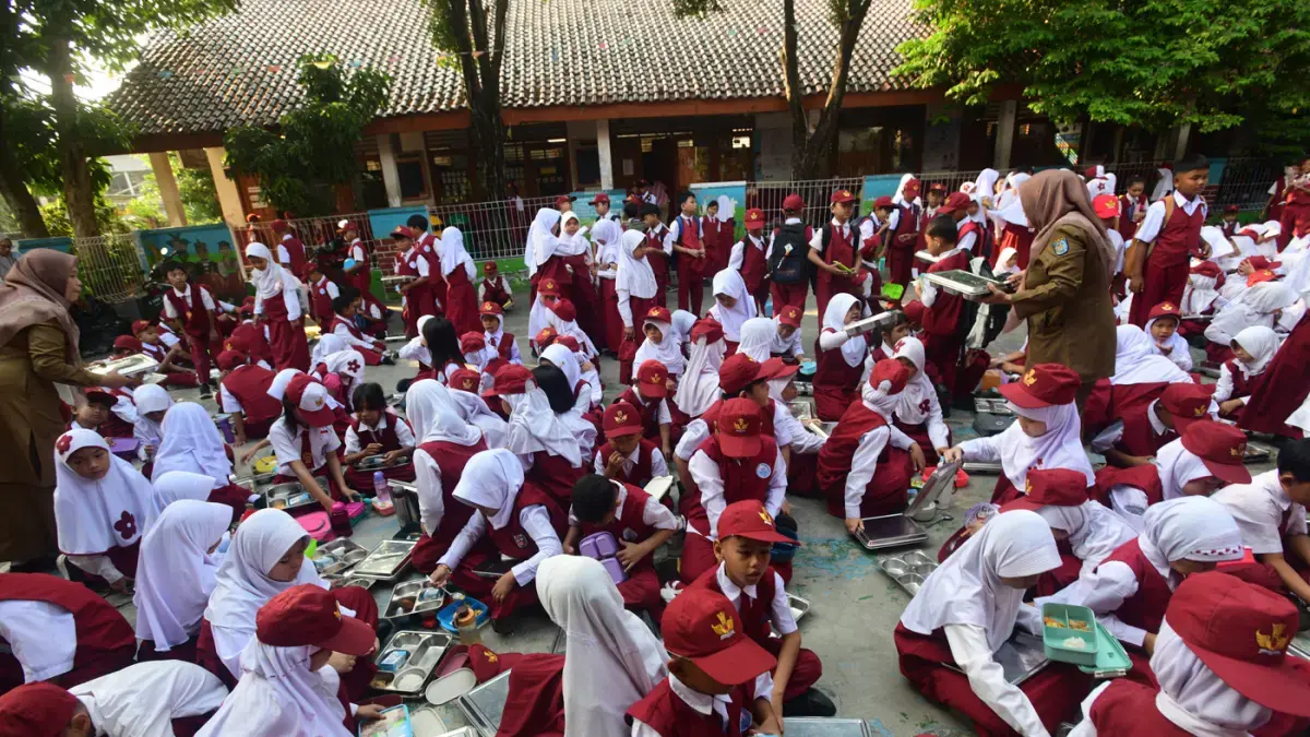 Siswa menyantap makanan Program Makan Bergizi Gratis (MBG) di SDN Meruyung, Depok, Jawa Barat, Senin (13/7/2026). (Dery Ridwansah/ JawaPos.com)
