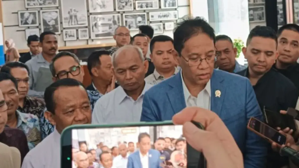 Menteri Energi dan Sumber Daya Mineral (ESDM) Bahlil Lahadalia (kiri) bersama Menteri Keuangan (Menkeu) Purbaya Yudhi Sadewa saat memberi keterangan kepada media, di Jakarta, Selasa (11/8/2026). (ANTARA/Khaerul Izan)