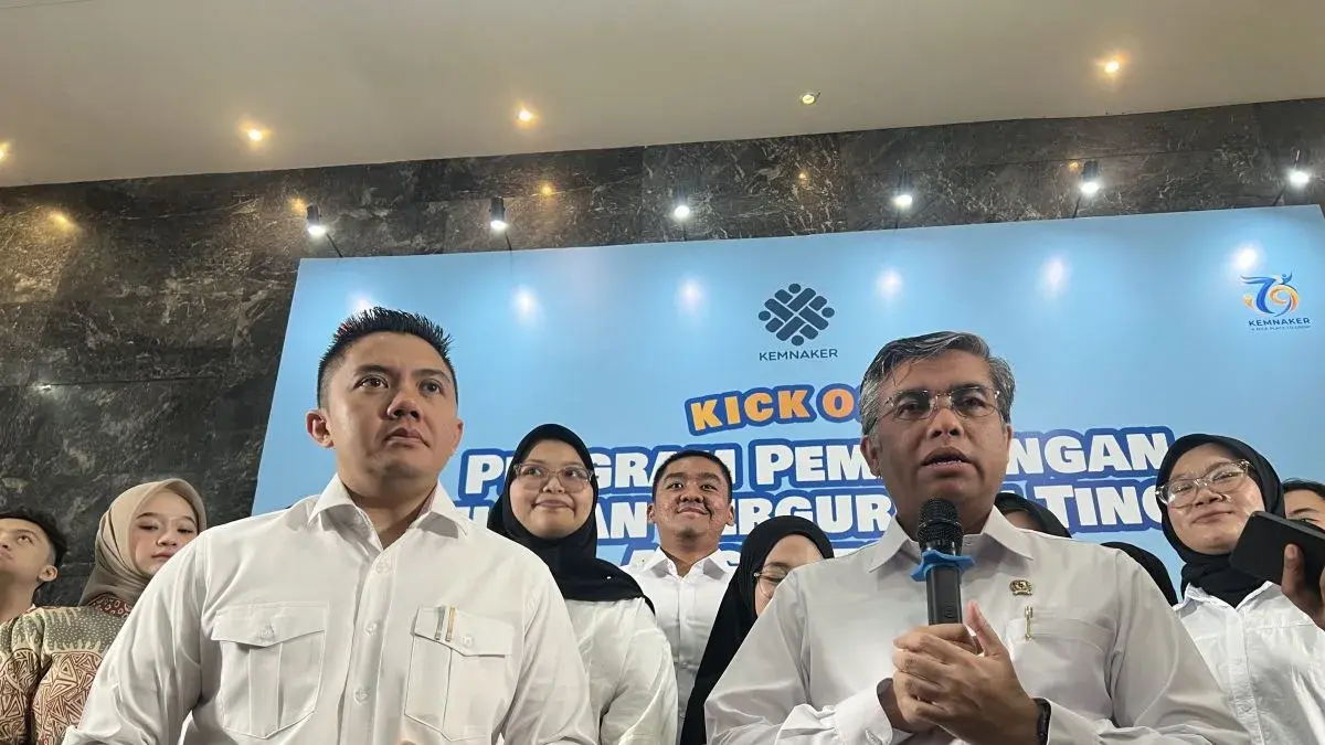 Menteri Ketenagakerjaan Yassierli (kanan) bersama Sekretaris Kabinet Teddy Indra Wijaya (kiri) meresmikan 
