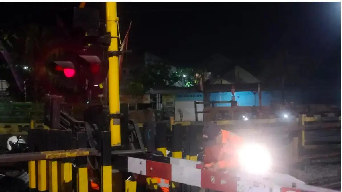 Perbaikan Palang Pintu Kereta Api di Gamping.(Radar Jogja).
