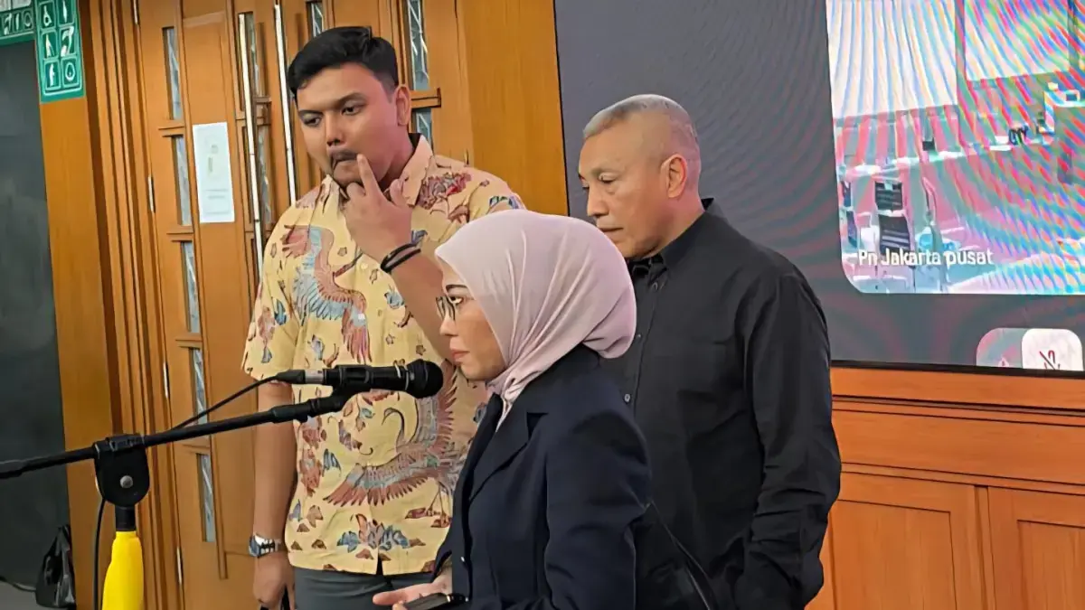 Tim hukum mantan Menteri Agama (Menag) Yaqut Cholil Qoumas disela-sela sidang pembacaan dakwaan di Pengadilan Tipikor Jakarta, Selasa (11/8). (Muhamad Ridwan/JawaPos.com)

