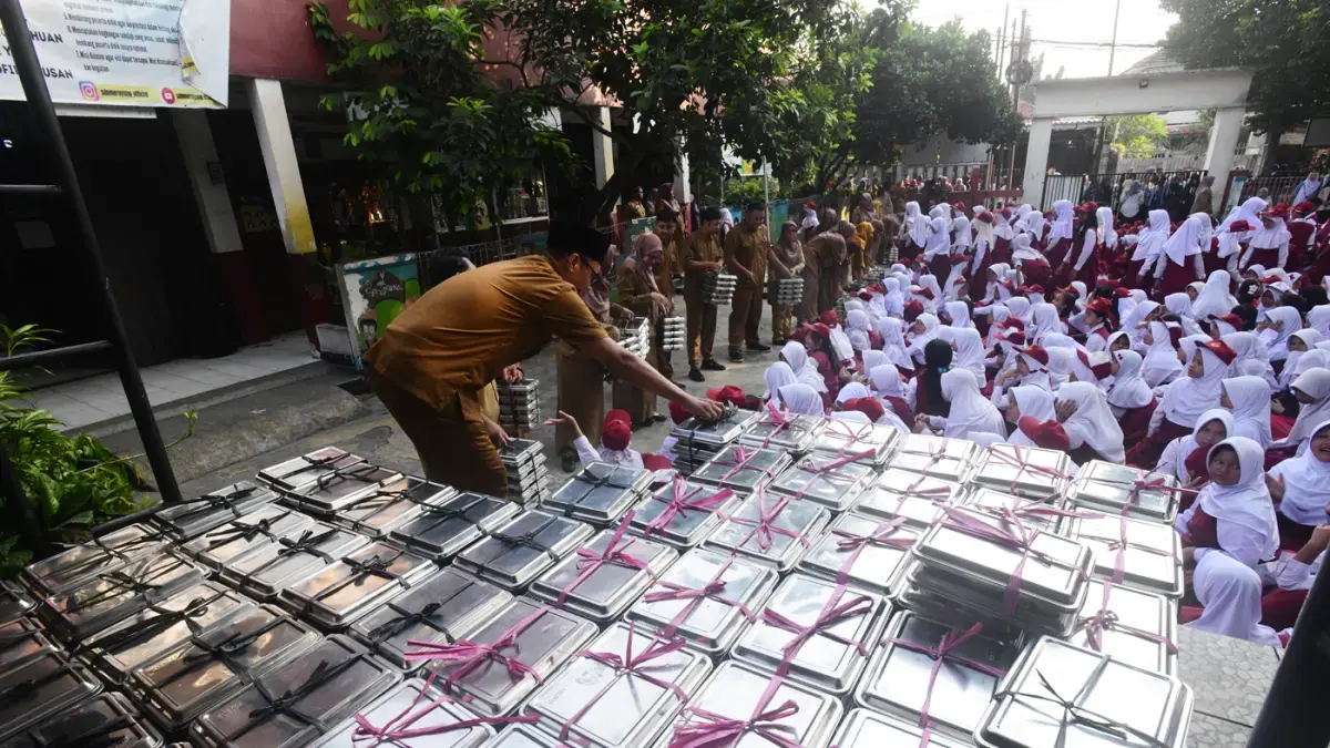 Siswa menyantap makanan Program Makan Bergizi Gratis (MBG) di SDN Meruyung, Depok, Jawa Barat, Senin (13/7/2026). (Dery Ridwansah/ JawaPos.com)