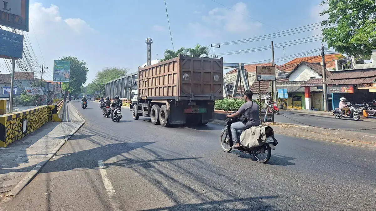 URAI KEMACETAN: Lebarnya akses jalan, kian mengurai kepadatan di pusat Kota Bangil. Kendati demikian, penuntasan markah jalan di titik perbaikan jalur Pantura ini mendesak untuk segera diselesaikan, demi keselamatan pengendara. (Muhamad Busthomi/Radar Bromo)