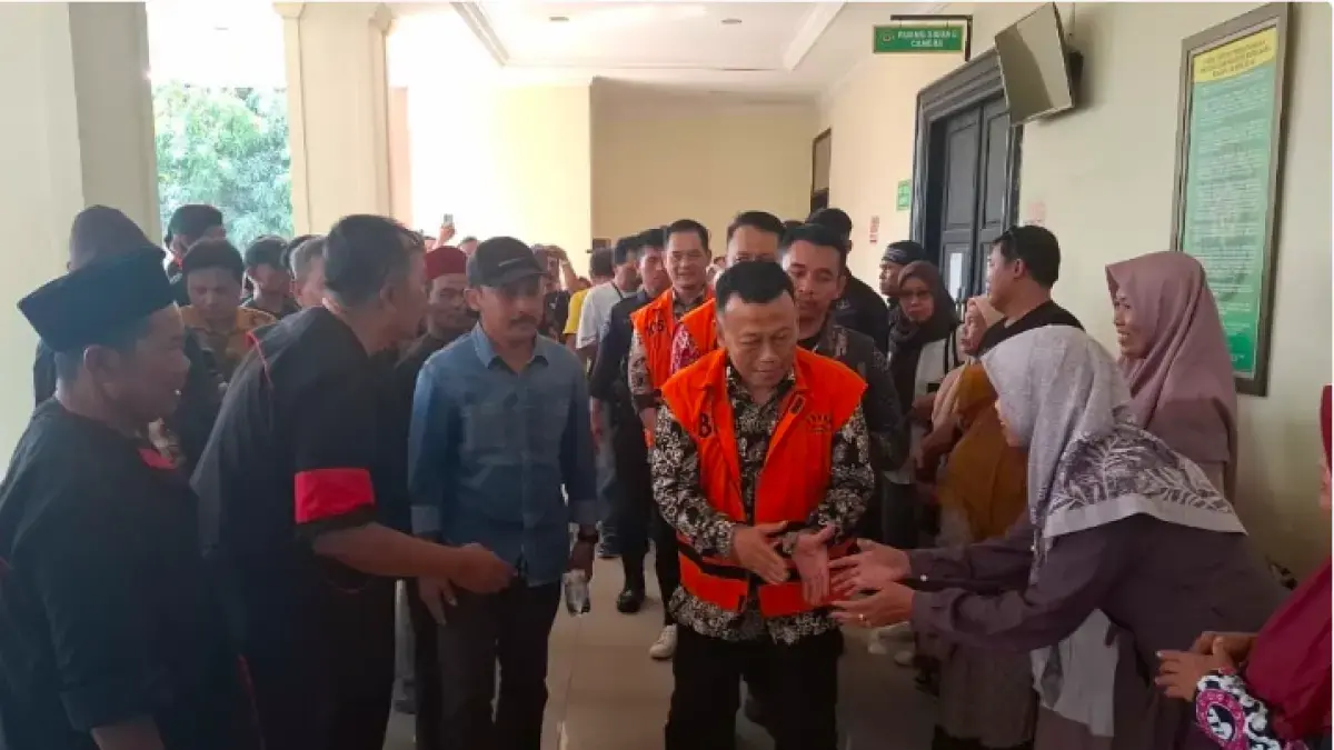 Bupati Ponorogo sekaligus terdakwa korupsi Sugiri Sancoko divonis penjara 6,5 tahun oleh Majelis Hakim Pengadilan Tindak Pidana Korupsi (Tipikor) pada Pengadilan Negeri Surabaya, Jumat (14/8). (Ardini Pramitah/JawaPos.com).

