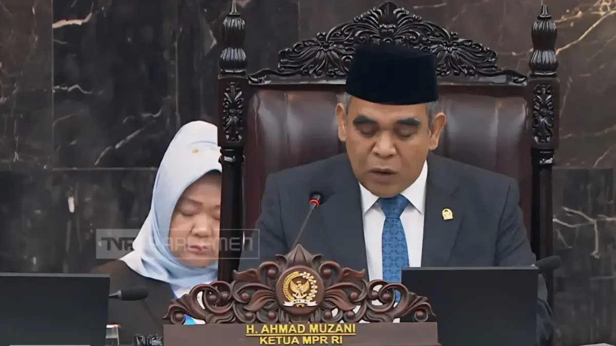 Ketua Majelis Permusyawaratan Rakyat (MPR) Ahmad Muzani membuka Sidang Tahunan MPR RI sekaligus Sidang Bersama DPR RI dan DPD RI di Kompleks Parlemen, Senayan, Jakarta, Jumat (14/8). (TV Parlemen)

