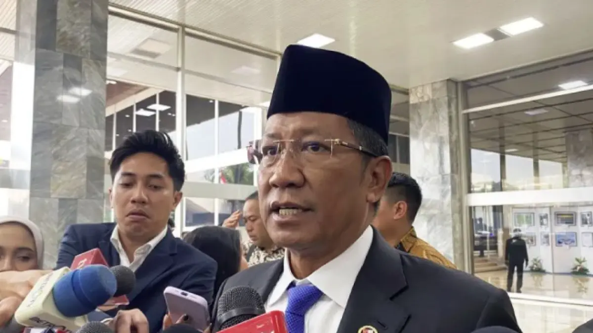 Menteri Hukum Supratman Andi Agtas menjawab pertanyaan wartawan di kompleks parlemen, Senayan, Jakarta, Jumat (14/8/2026). ANTARA/Fath Putra Mulya/am.
