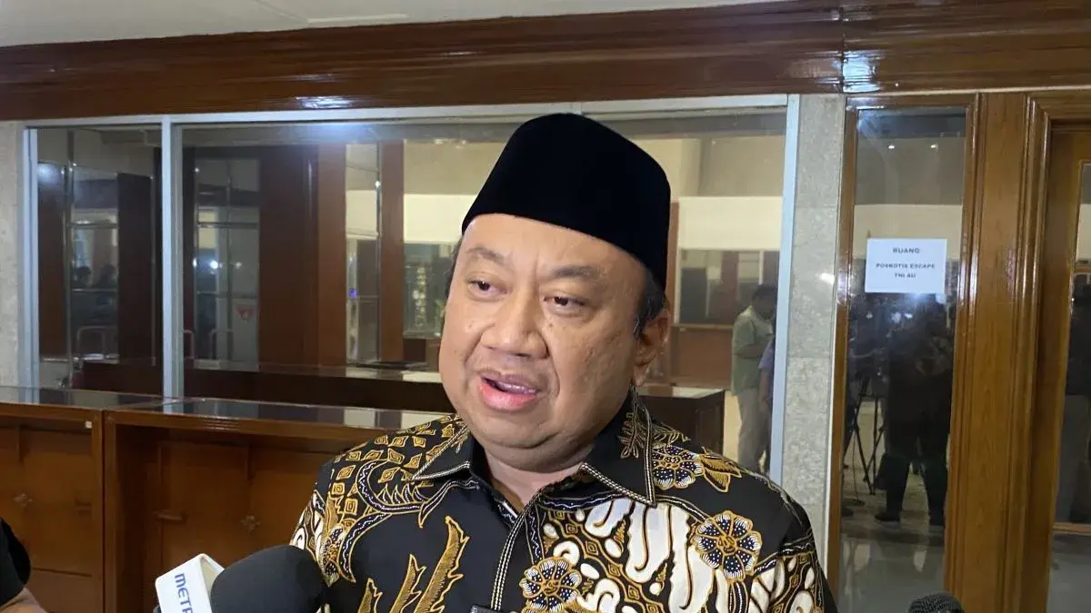 Wakil Ketua Komisi X DPR Lalu Hadrian Irfani menjawab pertanyaan wartawan di kompleks parlemen, Senayan, Jakarta, Kamis (13/8/2026). ANTARA/Fath Putra Mulya.