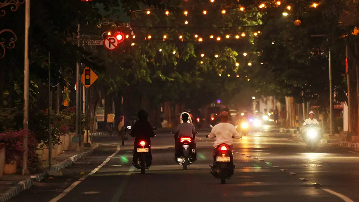 LEBIH TERANG: Suasana ruas Jalan Pahlawan, Kota Pasuruan saat malam hari. Dinas Perhubungan setempat berencana menambah 20 titik PJU baru berdaya 100 watt di jalur poros ini melalui P-APBD 2026 untuk mempercantik estetika kota. (Mokhamad Zubaidillah/Radar Bromo)