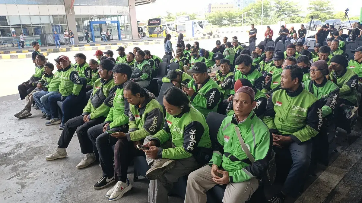 Ilustrasi ribuan pengemudi ojek online (ojol). (Dimas Choirul/Jawapos.com)

