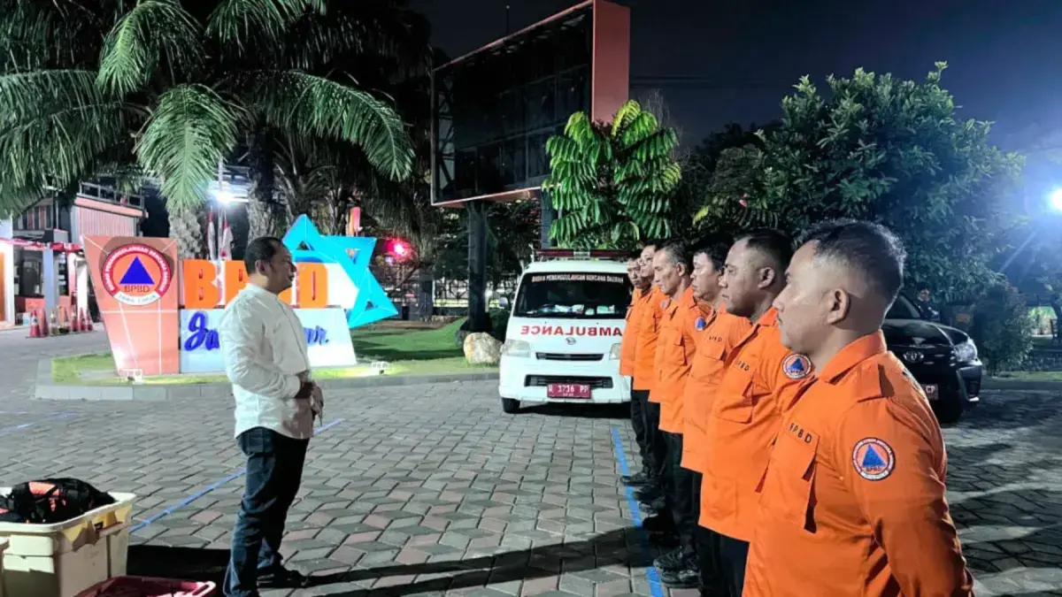 Kalaksa BPBD Jatim Gatot Soebroto memberangkatkan personel Tim Reaksi Cepat (TRC) untuk membantu penanganan pascagempa di NTT, Sabtu (15/8) malam. (BPBD Jatim)