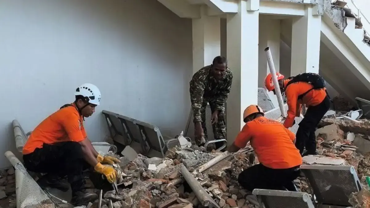 Tim SAR bersama TNI menangani gempa di NTT. (Antara)