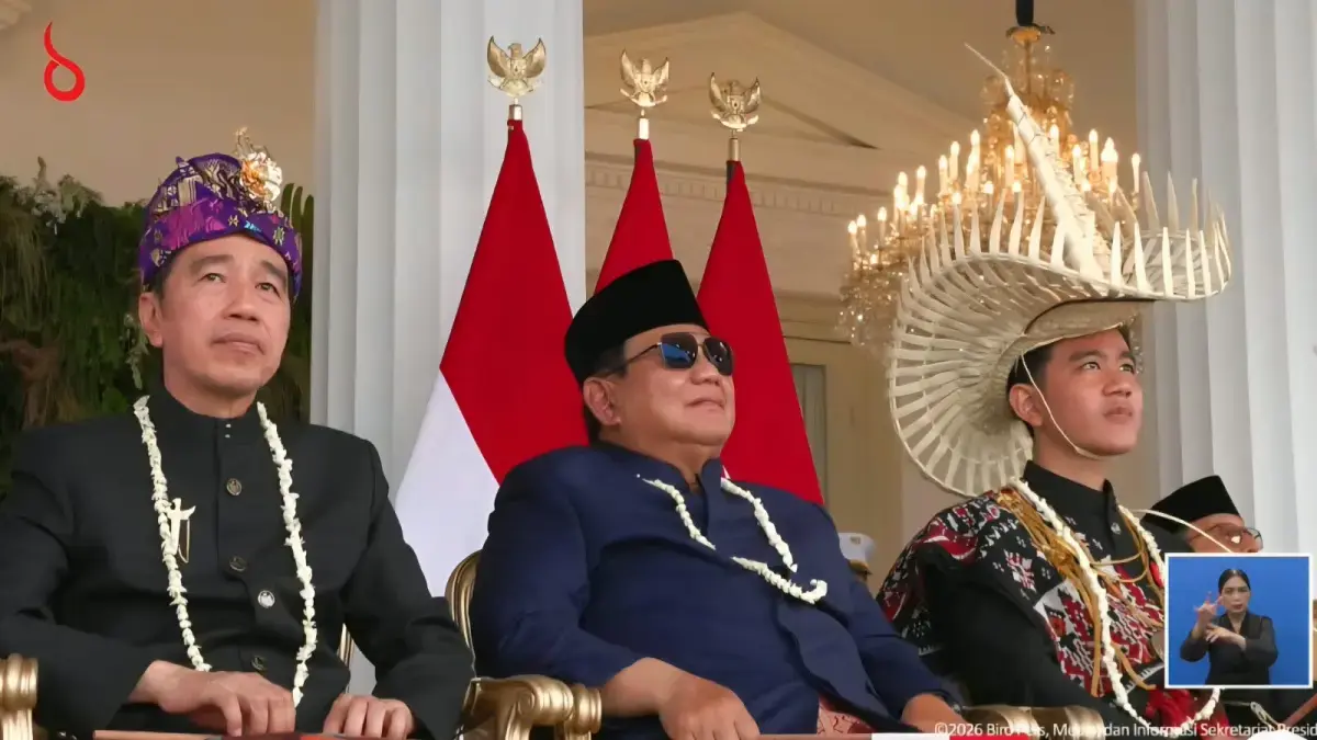 Presiden Prabowo Subianto bersama Wakil Presiden Gibran Rakabuming Raka dan Presiden ke-7 RI Joko Widodo (Jokowi) menikmati rangkaian peringatan Hari Ulang Tahun (HUT) ke-81 Kemerdekaan Republik Indonesia di Istana Merdeka, Jakarta, Senin (17/8). (Youtube Setpres)