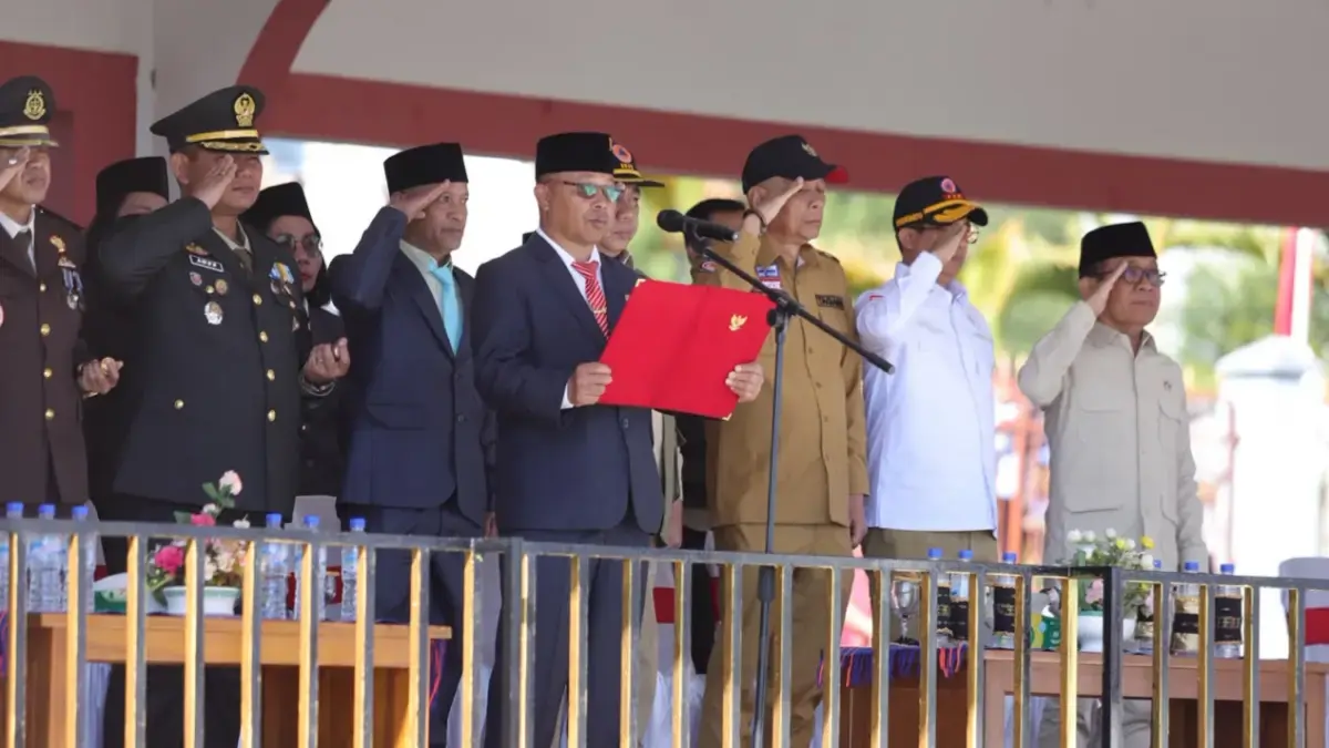 Menteri Koordinator Bidang Pembangunan Manusia dan Kebudayaan (Menko PMK) Pratikno dan Kepala BNPB Suharyanto mengikuti upacara peringatan Hari Ulang Tahun (HUT) ke-81 Kemerdekaan Republik Indonesia di Lapangan Motang Rua, Ruteng, Kabupaten Manggarai, Nusa Tenggara Timur (NTT), Senin (17/8). (Istimewa)

