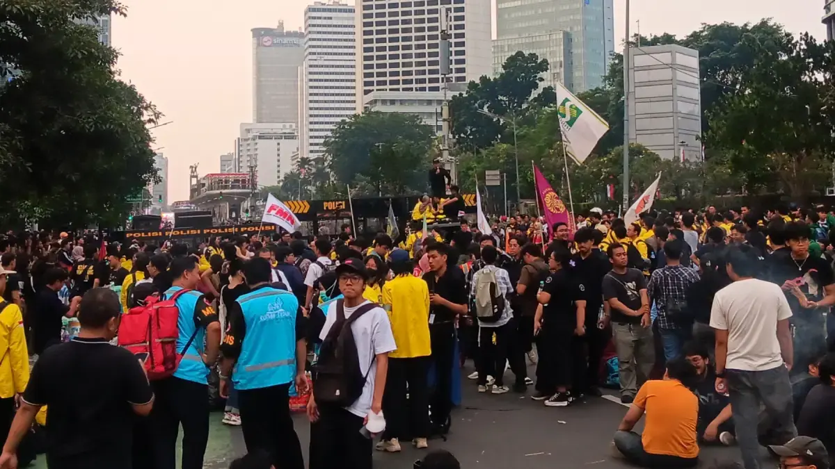 Massa BEM UI dan aliansi kampus masih tertahan di depan gedung UOB, Jalan MH. Thamrin, Sudirman, Jakarta Pusat hingga sore karena blokade polisi, Selasa (18/8/2026). (Royyan/JawaPos.com)