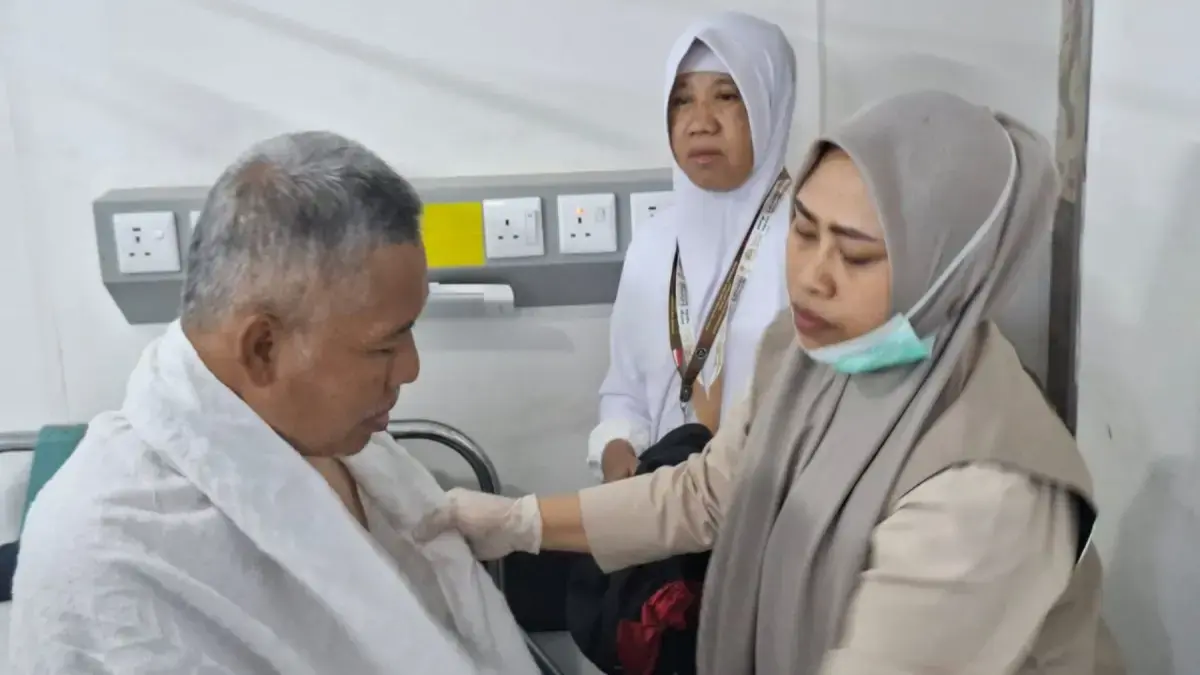 Petugas Kesehatan KKHI Daker Madinah membantu jamaah haji mengenakan kain ihram untuk persiapan umrah wajib. Jamaah juga dibimbing untuk niat oleh layanan Bimbad. (Media Center Haji 2026)