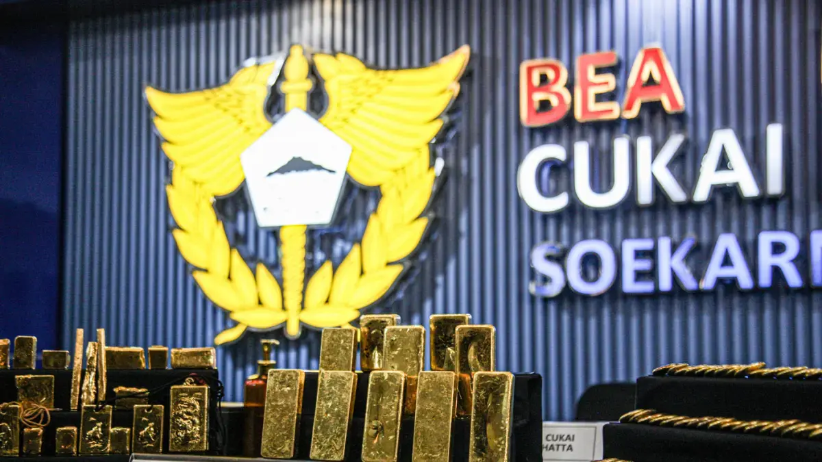 Petugas menata barang bukti berupa emas batangan saat press release pengagalan penyelundupan emas keluar negeri di Kantor Bea Cukai Bandara Soekarno-Hatta, Tangereang, Selasa (26/05/2026). (Hanung Hambara/Jawa Pos)