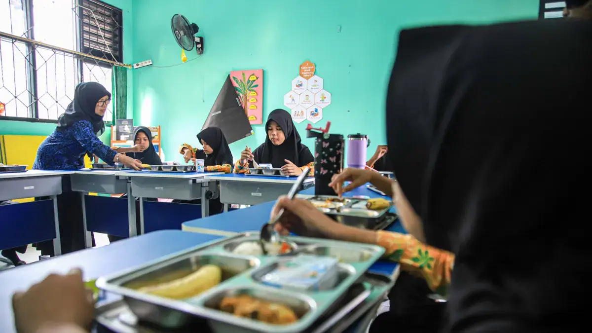 Sejumlah siswa menyantap makanan MBG saat kunjungan ke Sekolah Khusus Negeri 01 Balaraja dalam pelaksanaan Program MBG CSR Swasta Grab–OVO, Kamis (16/07/2026). (Hanung Hambara/ Jawa Pos)