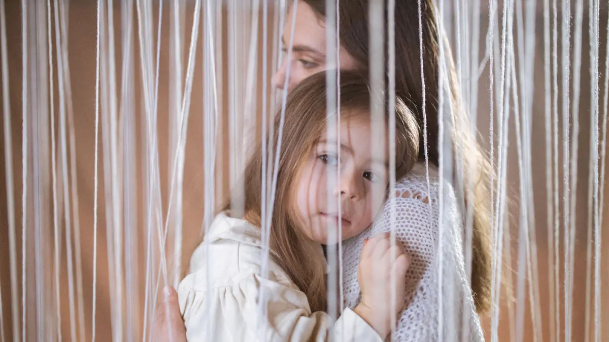 Ilustrasi seseorang yang sedang memahami dan menerima pengalaman dirinya di masa kanak-kanak sebagai bagian dari proses mengenali inner child. (pexels.com)
