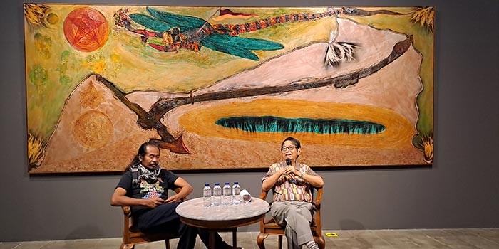 Pelukis Nasirun dan Oei Hong Djien menjelaskan pameran Perayaan Persahabatan di OHD Museum Magelang.