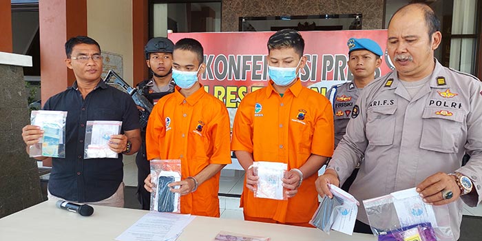 Polisi dan tersangka saat menunjukkan barang bukti dalam gelar perkara di halaman depan Polres Temanggung