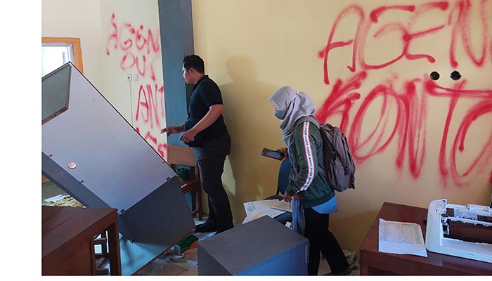 Ruang yayasan  tampak berantakan usai demonstrasi para siswa yang menuntut perpanjangan SK guru, Selasa (4/7/2023).