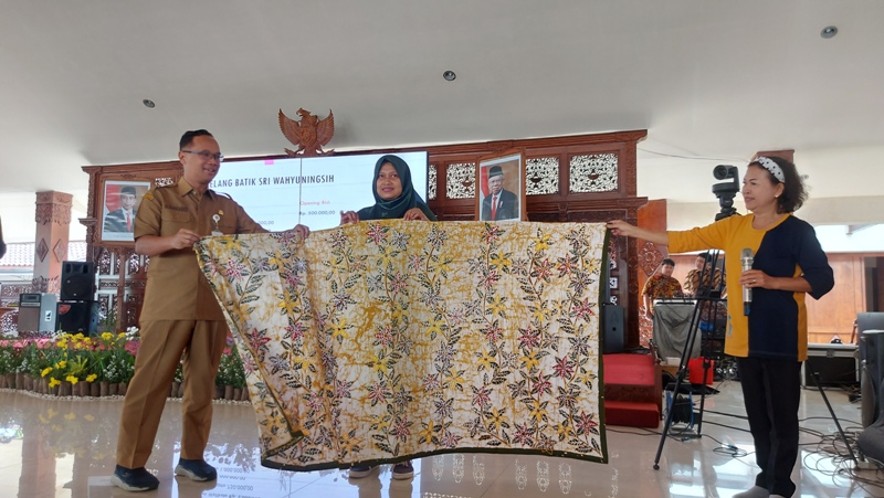 Karya batik tulis Andriyani dibeli Rp 1 juta oleh seorang pengusaha toko emas di Kota Magelang.