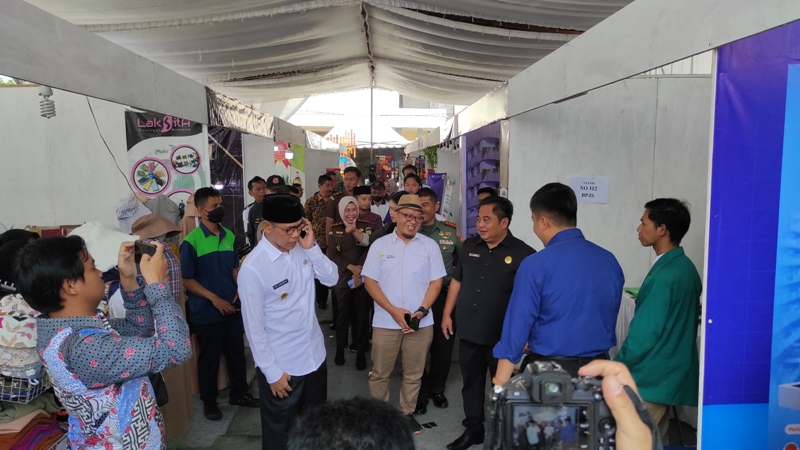 Bupati Temanggung Muhammad Al Khadziq ketika meninjau Temanggung Fest 2023 di gedung Pemuda, Rabu (5/7/2023).