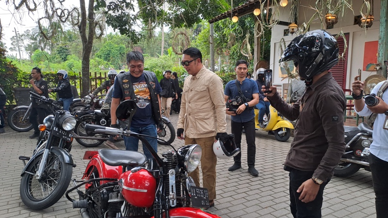 Gubernur Jawa Barat Ridwan Kamil usai touring bersama Bupati Magelang Zaenal Arifin serta komunitas Motor Antique Club Indonesia (MACI) Cabang Magelang, Rabu (5/7/2023).