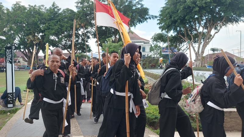 Ratusan siswa sabuk putih PSHT Cabang Kabupaten Magelang dan Kota Magelang longmarch dari Alun-alun Kota Magelang menuju ke Talang Londo, Secang, Minggu, (9/7/2023).