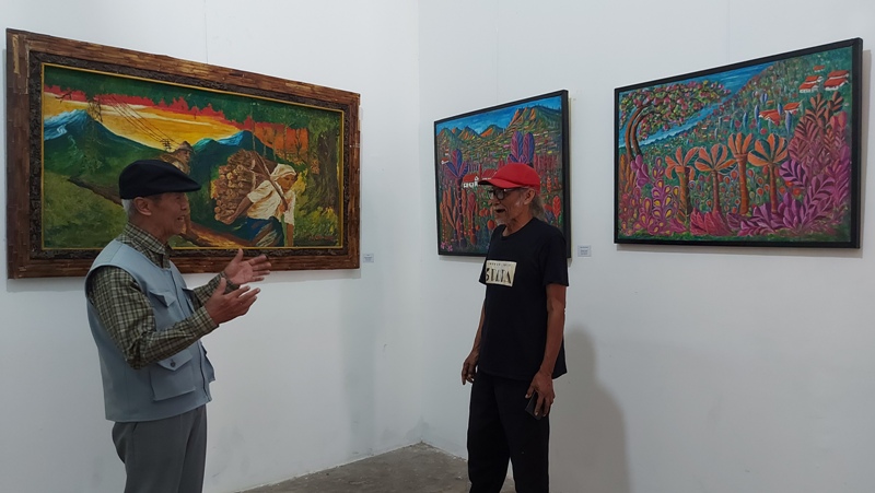 Agus Muchtadji (kaus hitam) bersama Subakdo tengah berbincang dalam ajang pameran Connected, di Lokabudaya, Alun-Alun Selatan Kota Magelang, Minggu (9/7/2023).