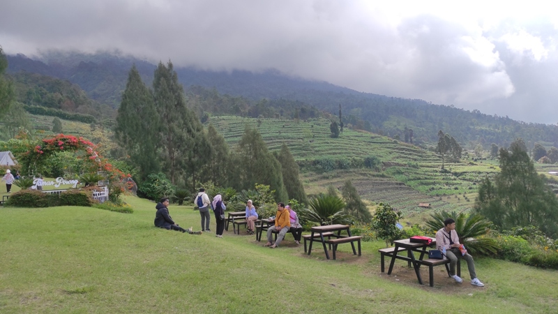Wisatawan menikmati pemandangan di Taman Wisata Posong. Selama liburan jumlah pengunjung meningkat.