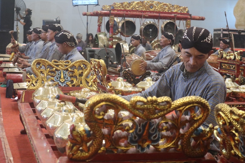Penampilan salah satu kelompok karawitan di Festival Karawitan di Gedung Sasana Budaya Bhumi Pala, Senin (10/7/2023).
