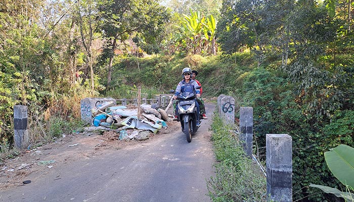 Jembatan Samawang, Kecamatan Bandongan, Kabupaten Magelang yang rusak tak kunjung diperbaiki