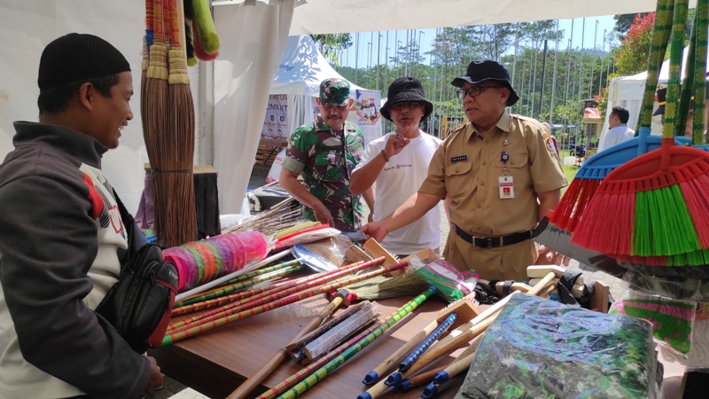 Kepala Dinas Koperasi, UKM dan Perdagangan Kabupaten Temanggung Entargo Yutri Wardono bersama Camat Gemawang Bambang Hartono saat melihat salah satu stan UMKM Festival Petik Merah.