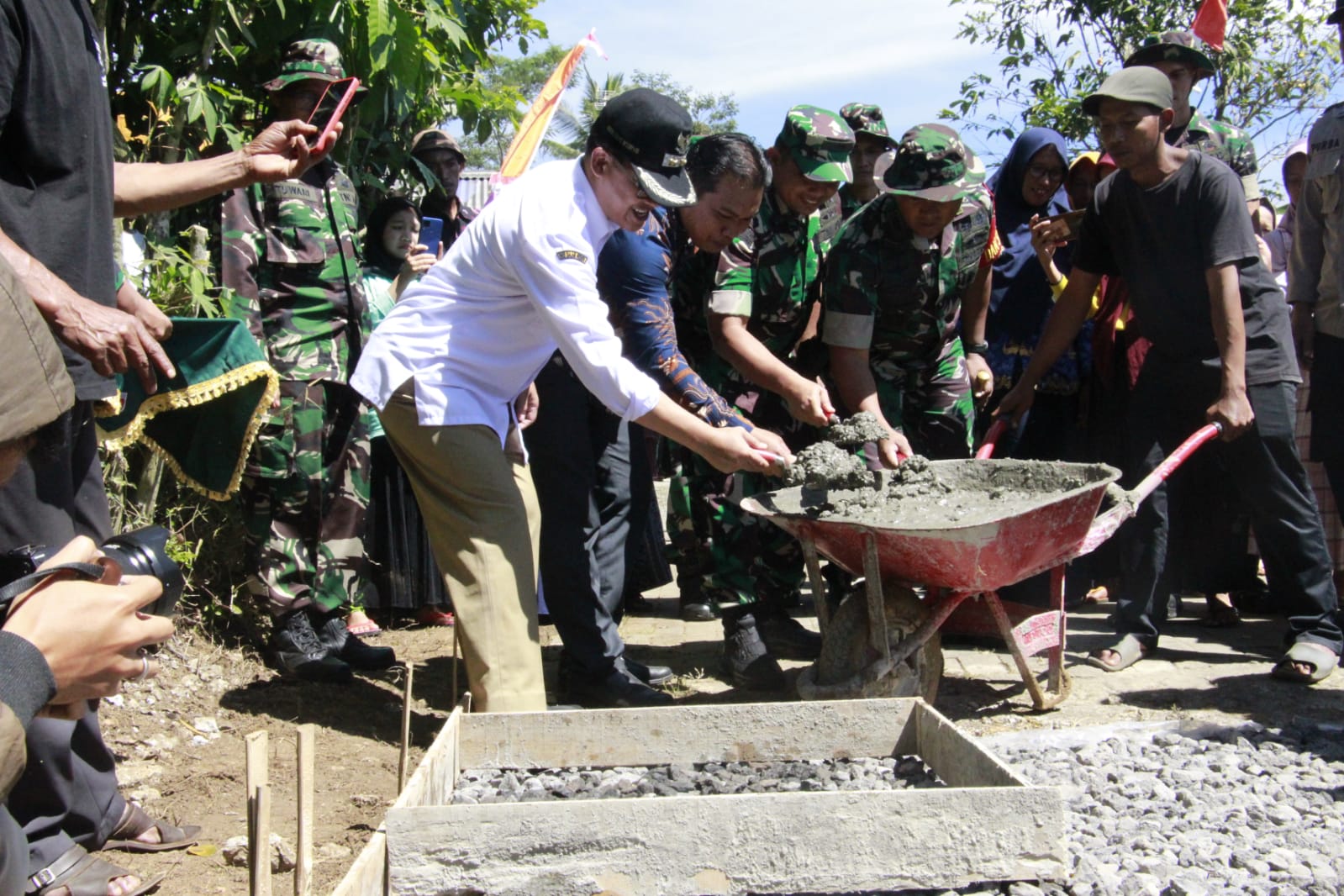 Wakil Bupati Temanggung Heri Ibnu Wibowo saat membuka TNI Manunggal Membangun Desa (TMMD) Sengkuyung tahap II Tahun 2023.