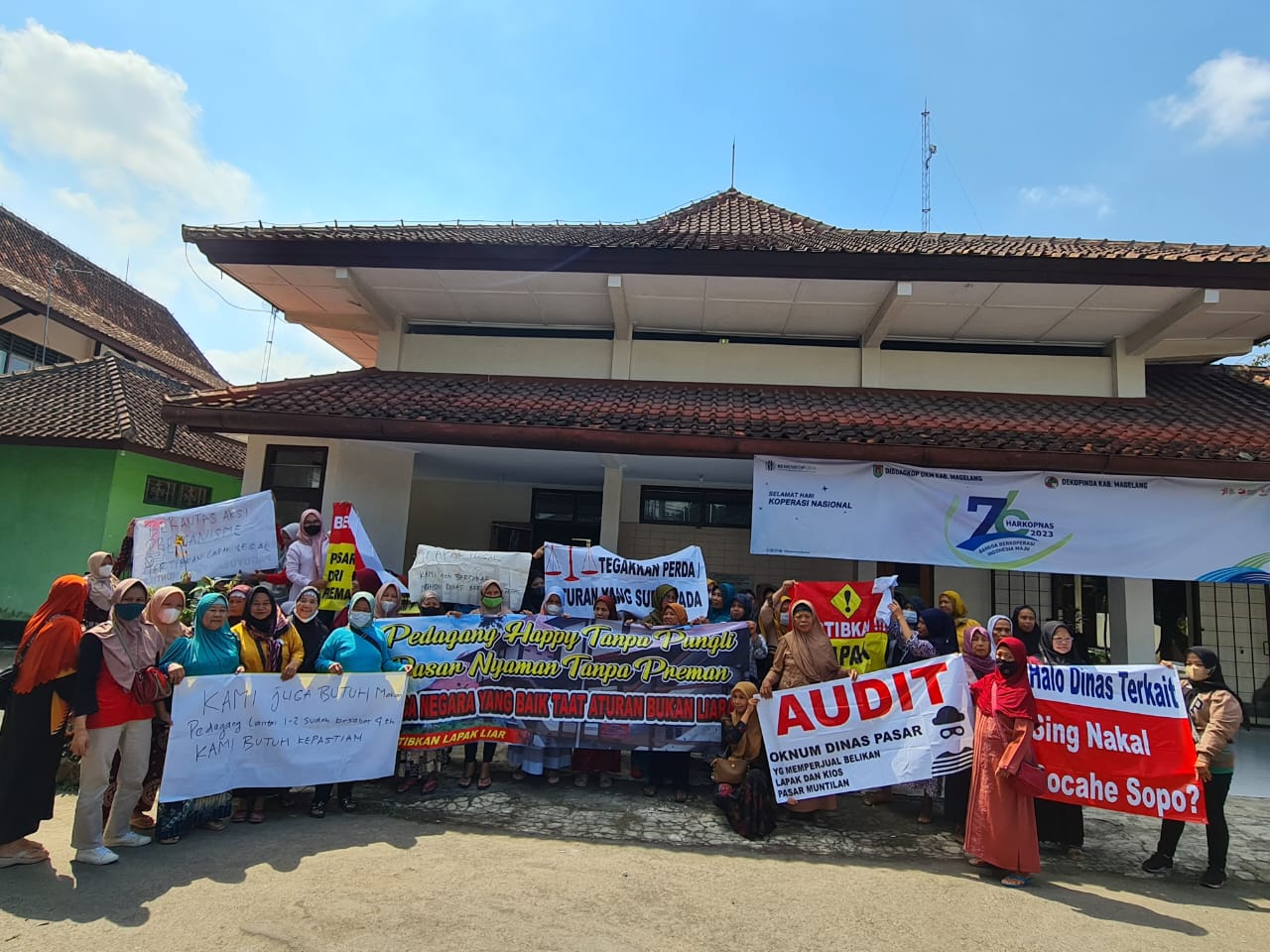 Puluhan pedagang Pasar Muntilan saat demo di Kantor Disdagkop UKM Kabupaten Magelang, Senin (17/7/2023).