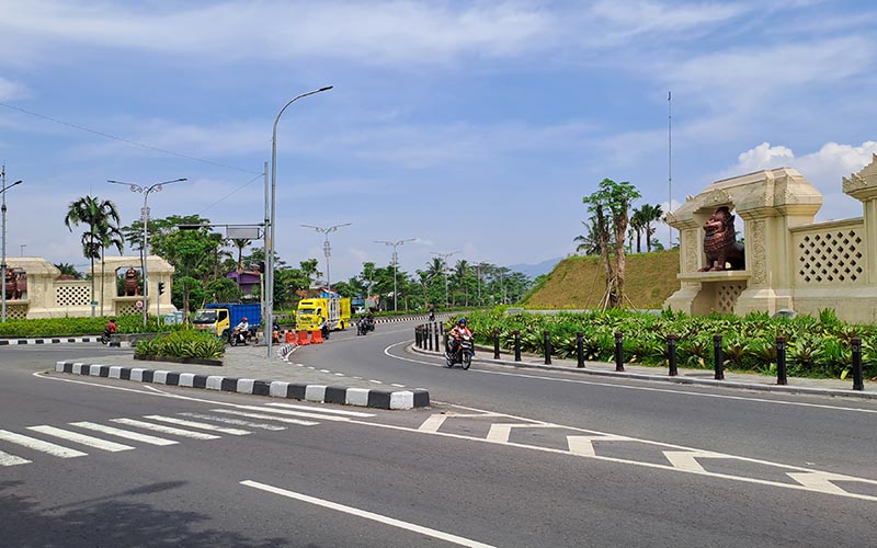 Rencana awal exit tol Jogja-Bawen di dekat gerbang masuk Borobudur Palbapang Kabupaten Magelang yang diurungkan karena masuk kategori sub kawasan pelestarian 1.