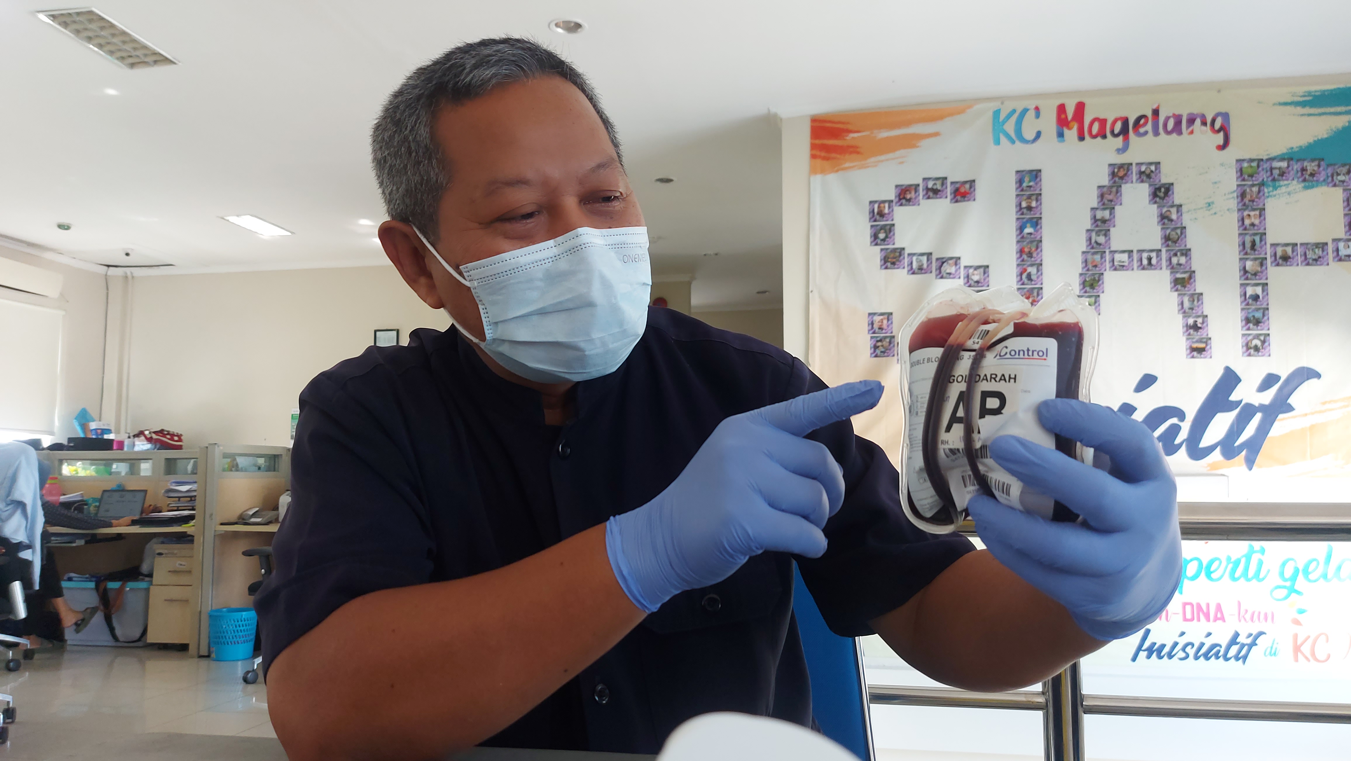 Achadika Agus KP menunjukkan kantong darah yang isinya mulai terpisah berdasarkan komponen dalam darah.