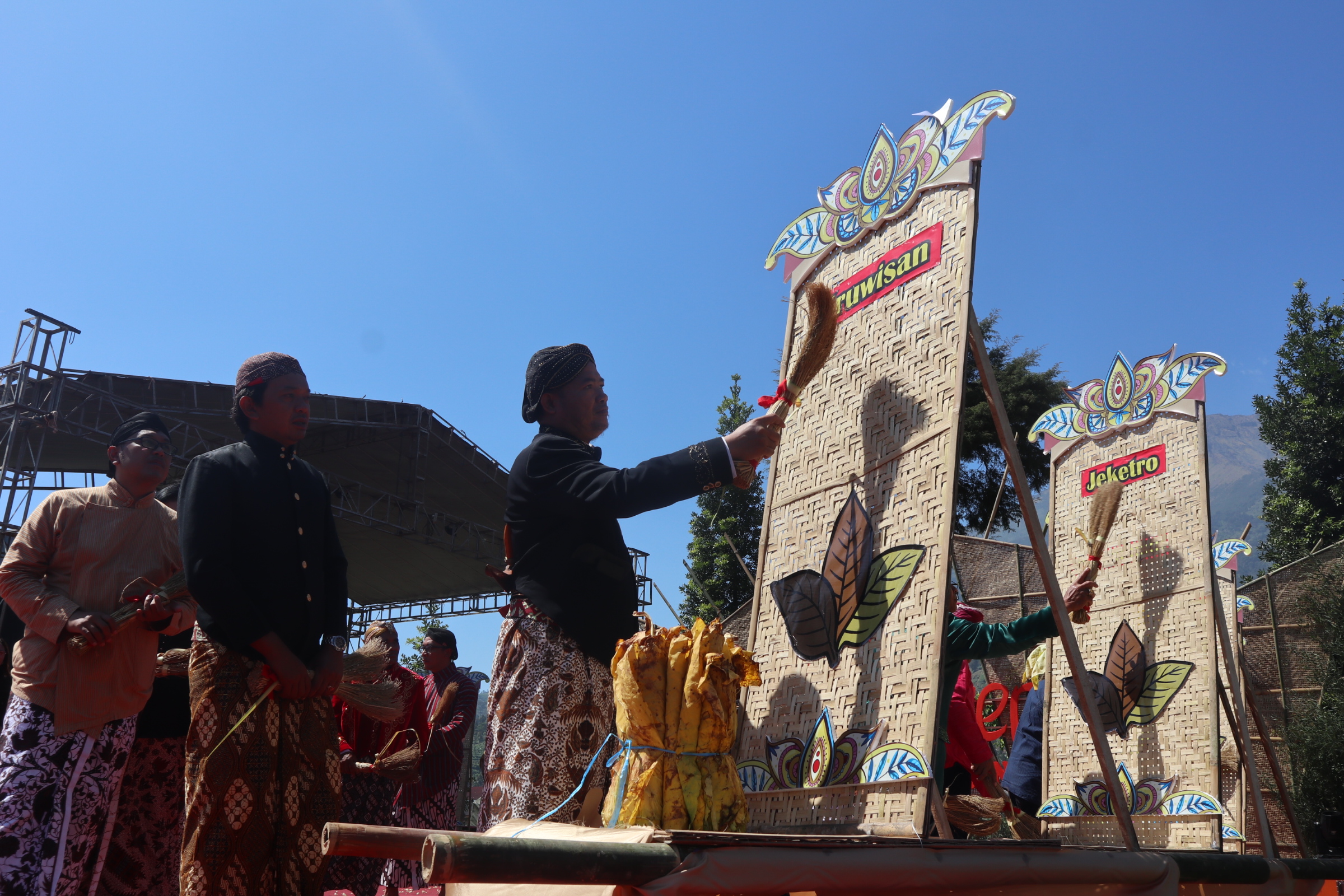 Prosesi Ruwat Rigen yang dilakukan warga 13 desa di Kecamatan Kledung, Temanggung, Sabtu (22/7/2023).