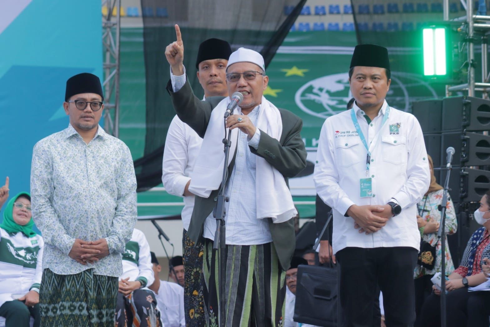 KH Badawi Basyir menyerukan agar para kiai, gus, nyai, santri  dan pengasuh pesantren memenangkan PKB pada Pemilu 2024 di Stadion Manahan, Solo, Minggu (23/7/2023) dalam harlah PKB.