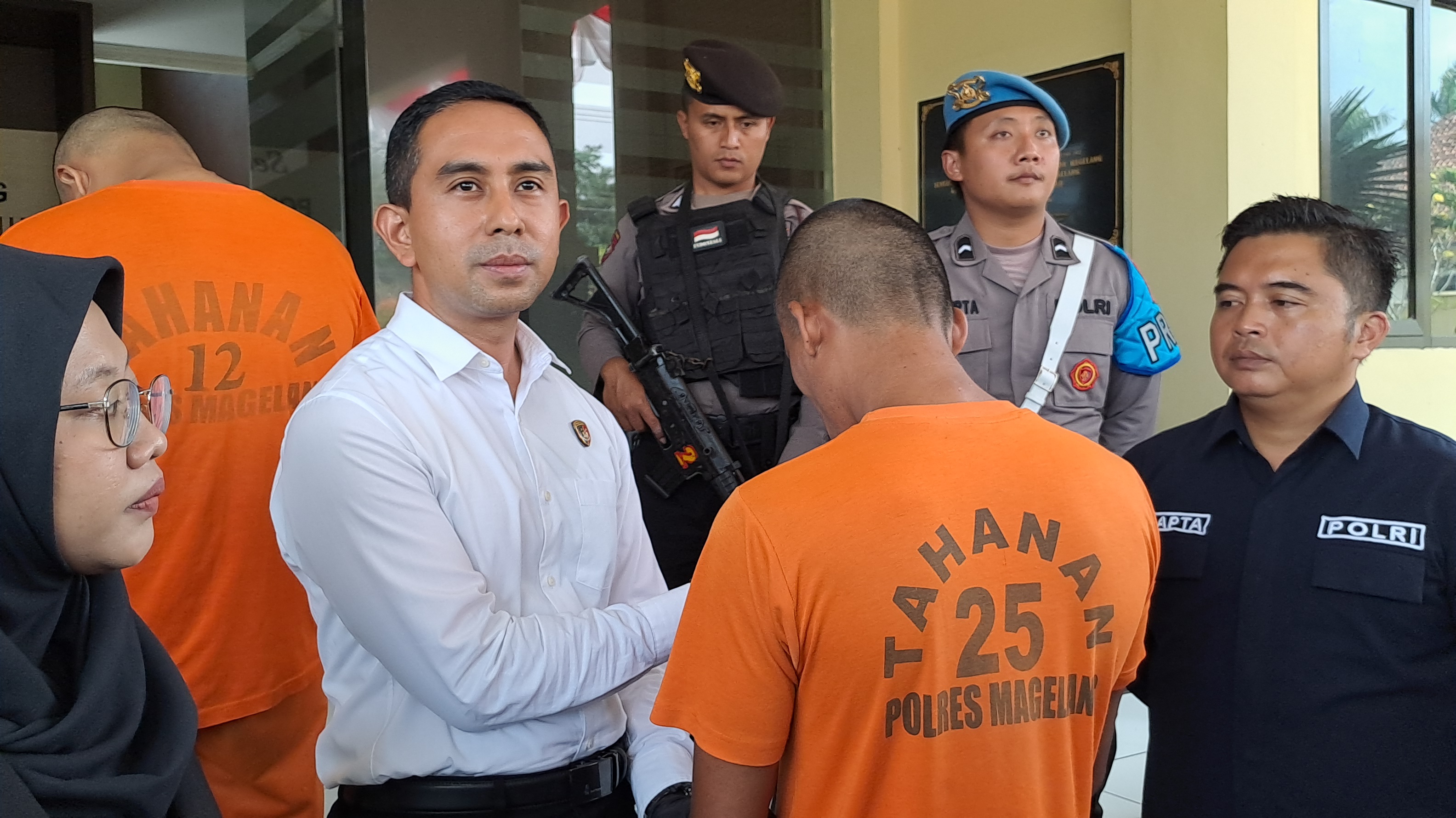 Kasatreskrim Polresta Magelang saat interogasi AG, eksekutor pembobolan Alfamart pada konferensi pers, di depan Mako Polresta Magelang, Senin (24/7/2023).