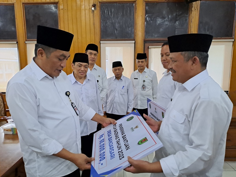 Bupati Magelang Zaenal Arifin didampingi Plt Ketua Baznas Kabupaten Magelang KH Kholid As