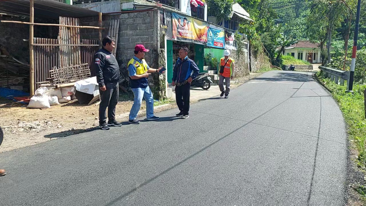 Konsultan Pengawas DPUPR Kabupaten Wonosobo Hariyanto meninjau jalan akses menuju Dieng yang telah selesai dikerjakan, Selasa (25/7).