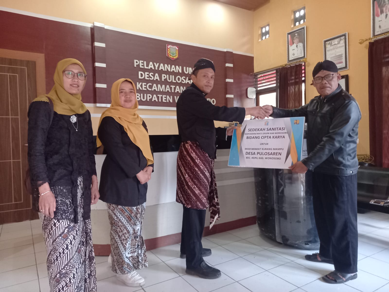 Kabid Cipta Karya Wiryawan Widianto saat menyerahkan secara simbolis sedekah sanitasi ke Desa Pulosaren.