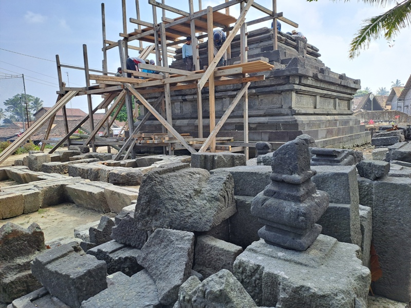 Tim juru pugar sedang melakukan proses penurunan batuan situs Candi Lumbung, Selasa (25/7/2023).