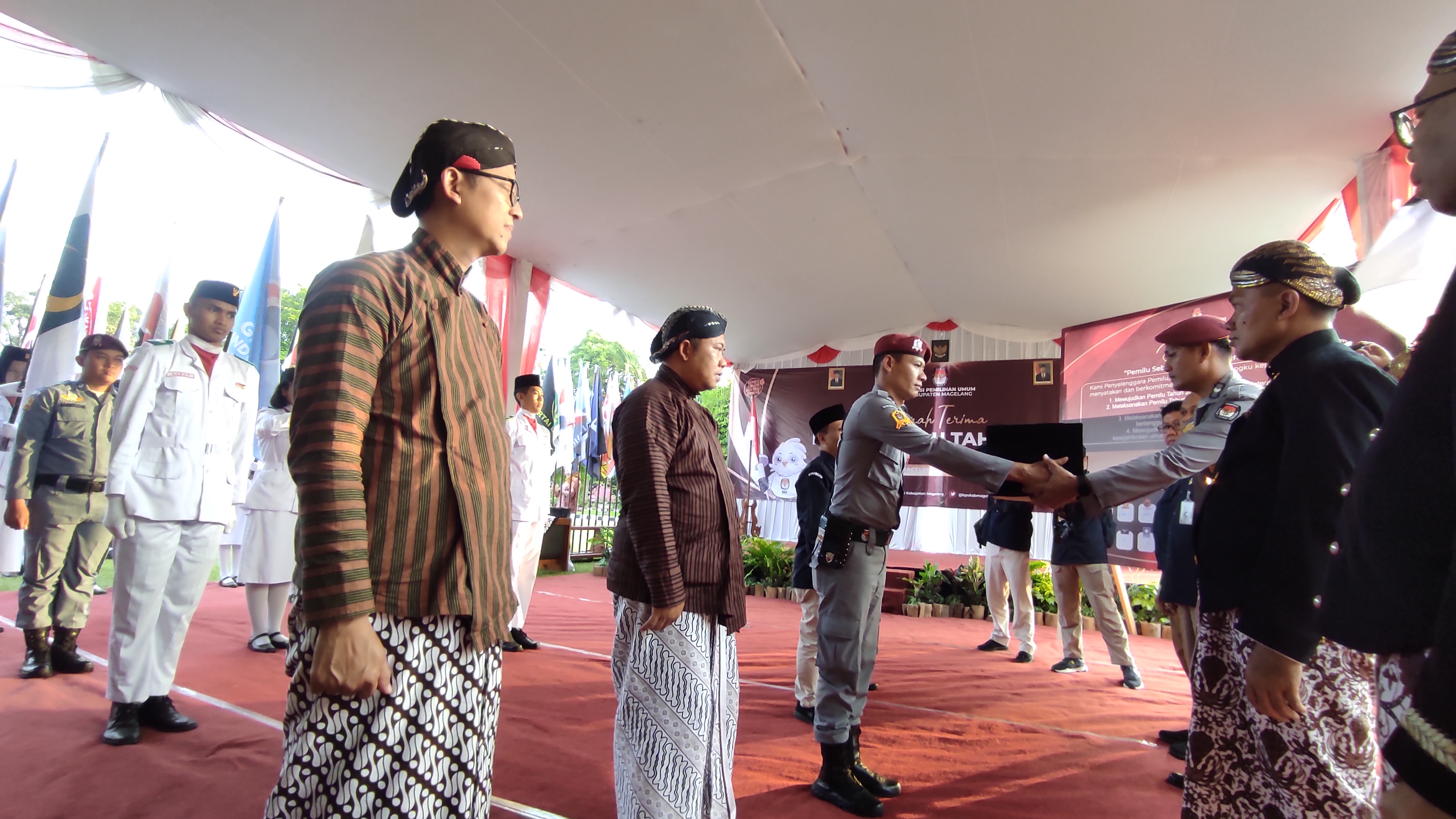 Penyerahan bendera dan pataka oleh KPU Gunung Kidul kepada KPU Kabupaten Magelang, Sabtu (29/7/2023) sore.
